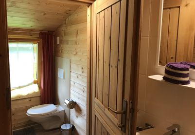 Gästehaus Schlossnerhof*** Ferien-Blockhaus Klein-Venediger, Badezimmer, Toilette | Virgen in Osttirol