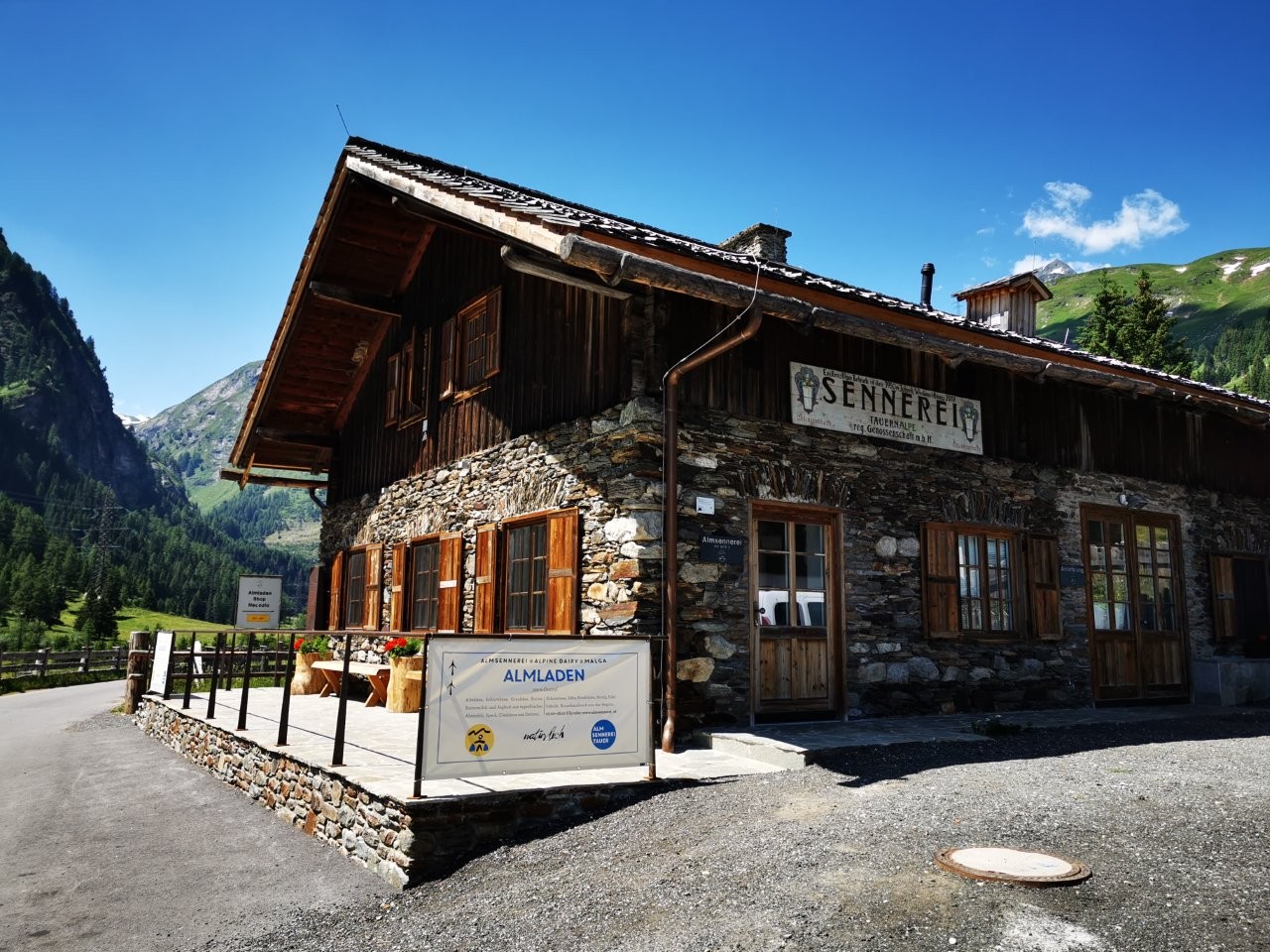Die frühere Almsennerei Tauer am Eingang des Gschlößtals | Bild: TVB Osttirol/Major Maik Die frühere Almsennerei Tauer am Eingang des Gschlößtals | Bild: TVB Osttirol/Major Maik