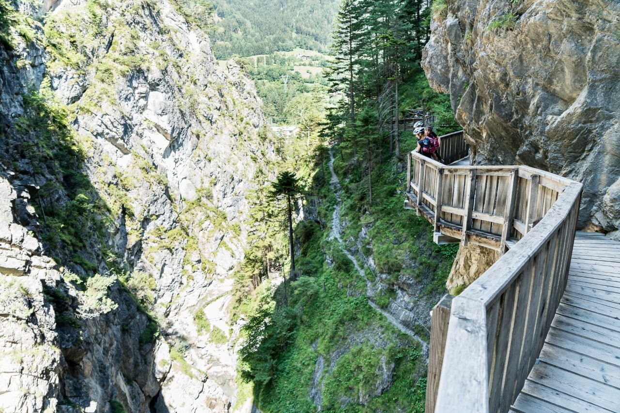 Klettersteig an den Felswänden der Galitzenklamm