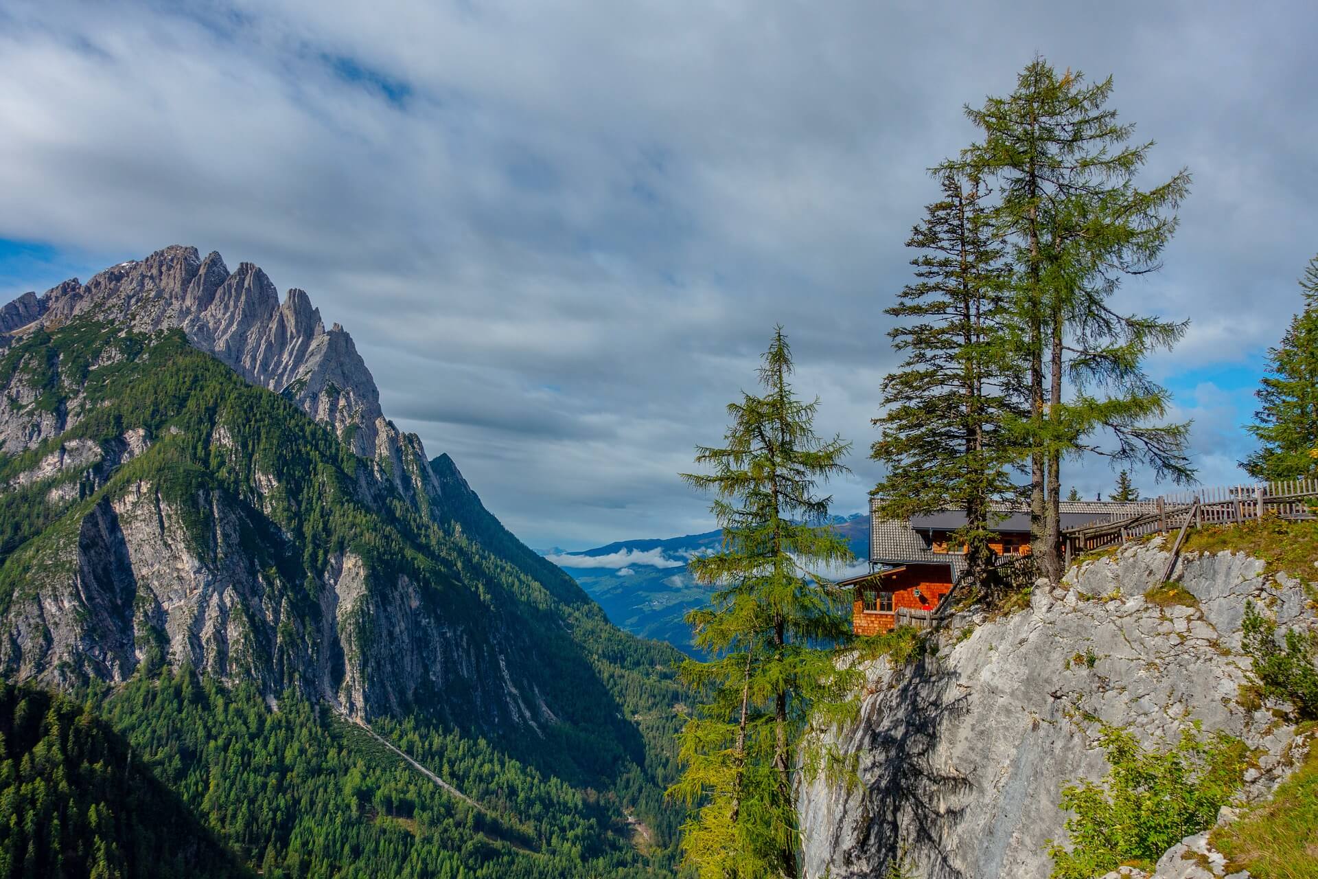 Direkt unterhalb des Hütte auf 1.600m ist der Klettergarten Dolomitenhütte