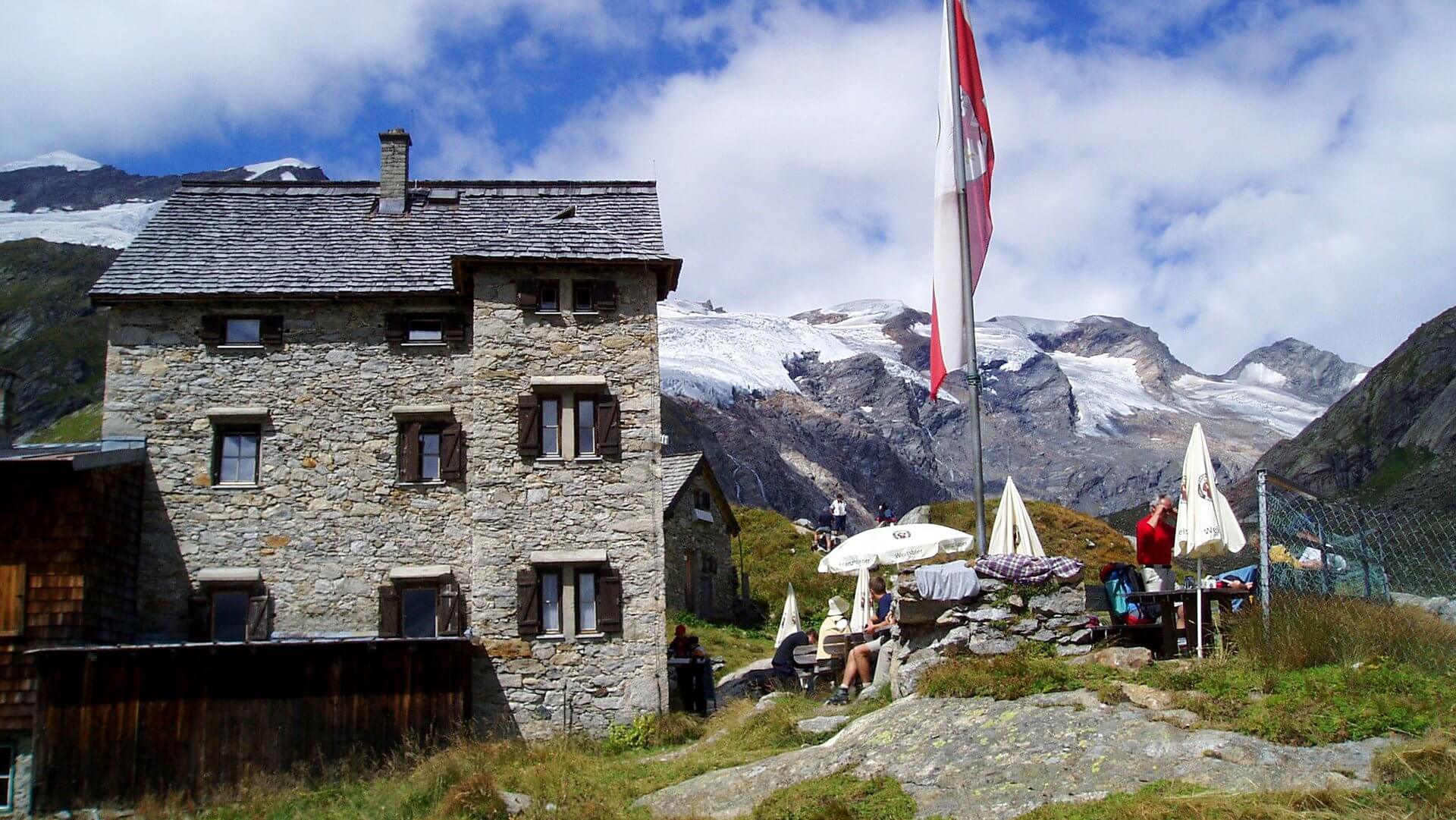 Essener-Rostocker Hütte in der Venedigergruppe im Virgental