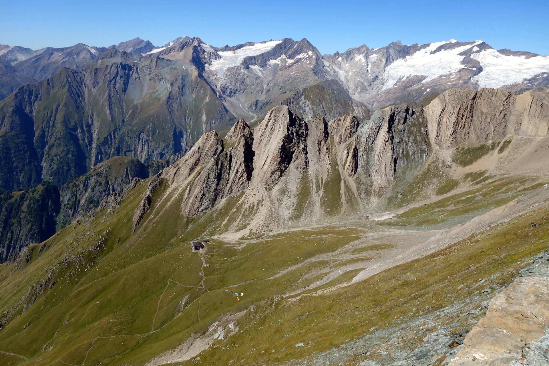 Aussicht vom Vorderer Sajatkopf (2.915m) auf die Gipfel um die Sajathütte und die Venedigergruppe, Hohe Tauern.