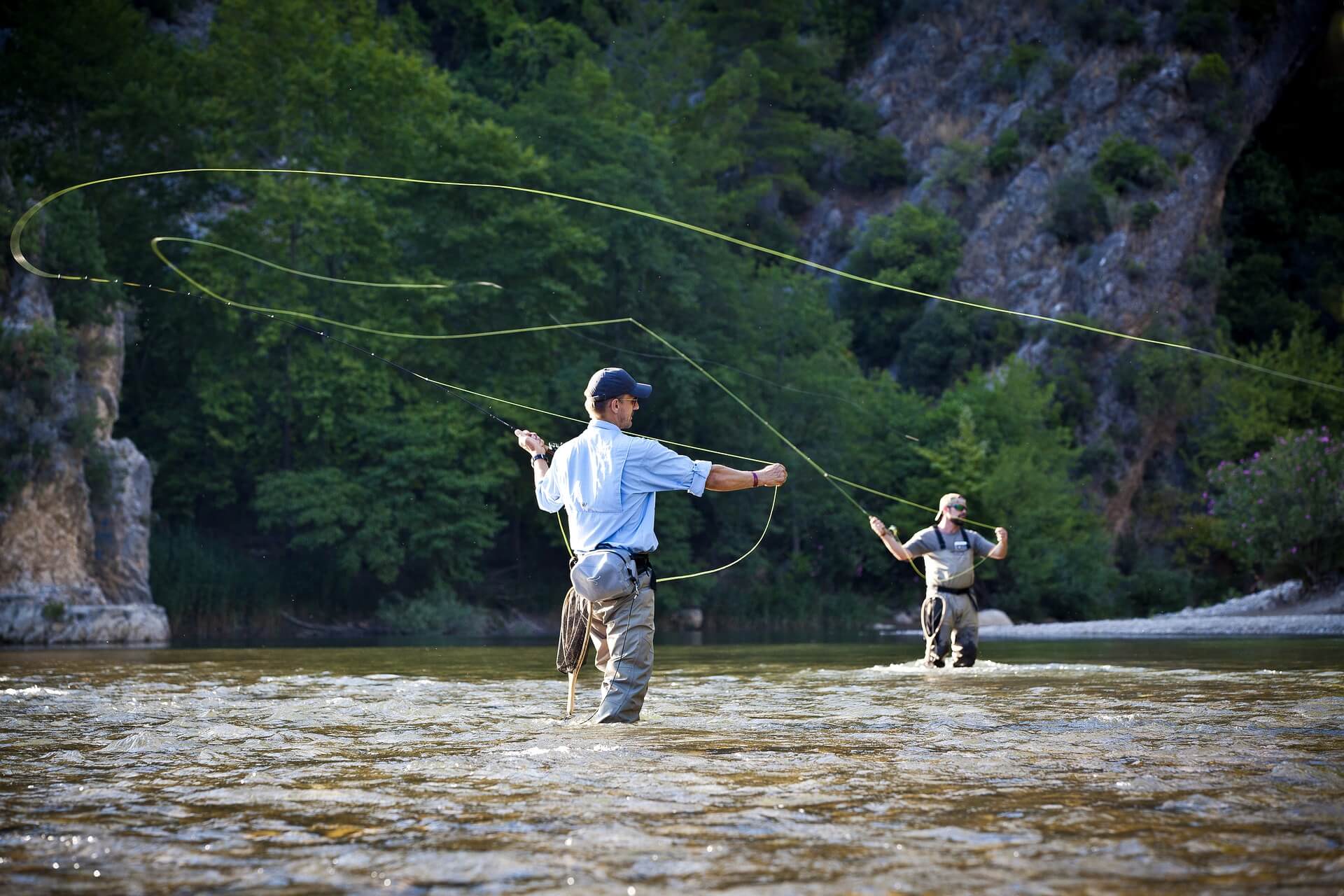 Fliegenfischen in einem Gebirgsfluss in Osttirol