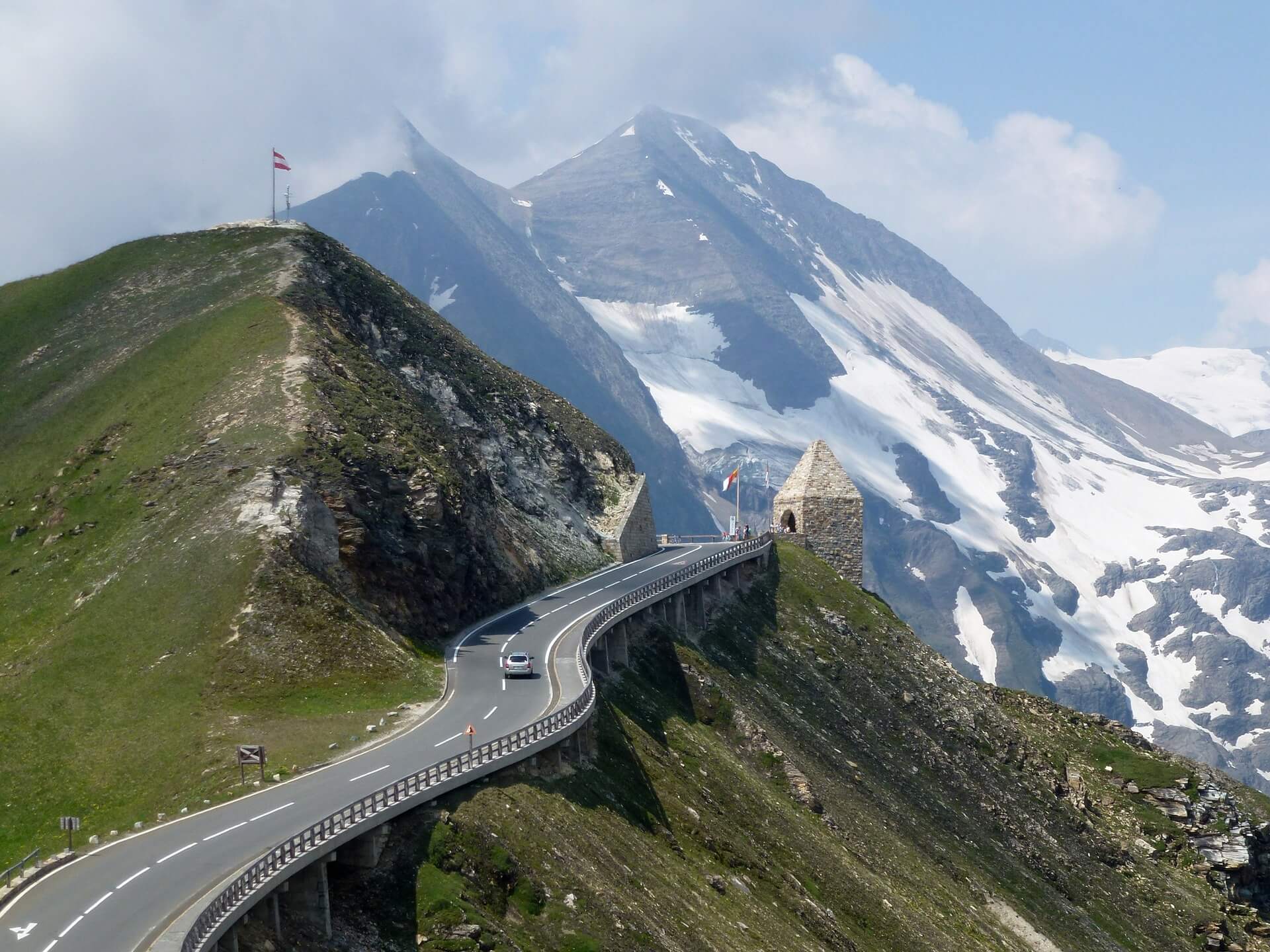 Die Großglockner Hochalpen-Straße, eines der meistbesuchten Ausflugsziele und eine der bekanntesten Passtraßen der Alpen | Eine Aussichts- und kurvenreiche Bergstraße. 
