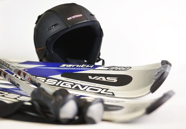 Skihelm und Wintersportausrüstung
