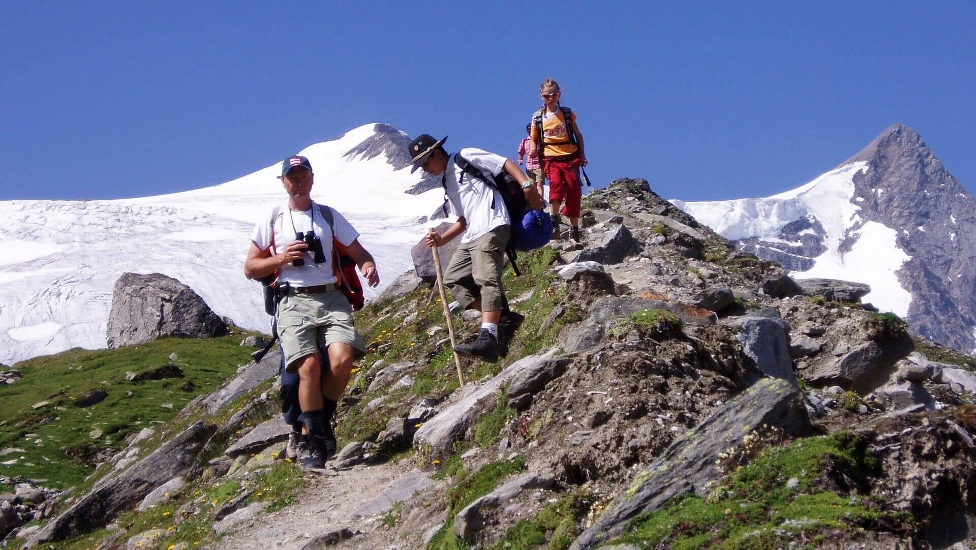 Wanderer auf einem Höhenweg in der Osttiroler Bergwelt