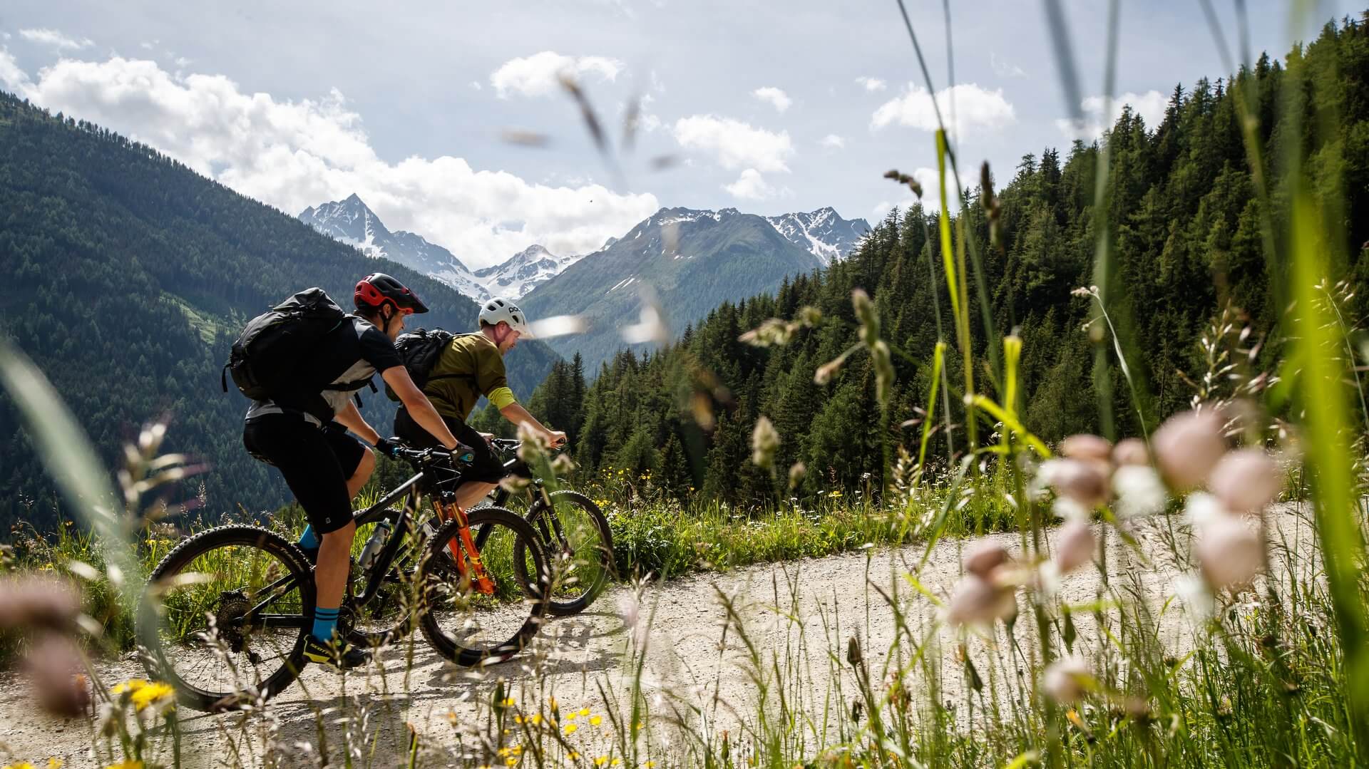 Mountainbiker auf einem Trail in Kals am Großglockner