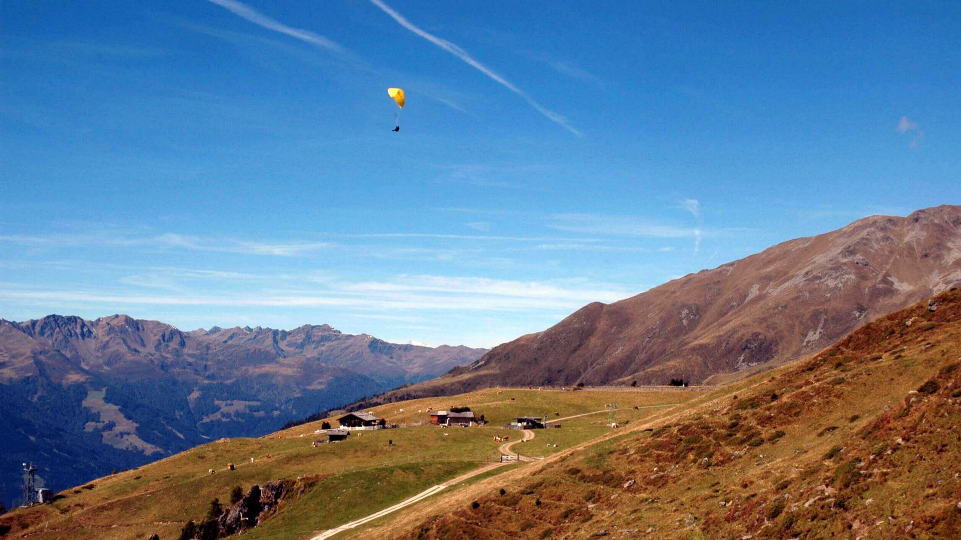Paragleiten über der Bergwelt bei Lienz und dem Zettersfeld in Osttirol