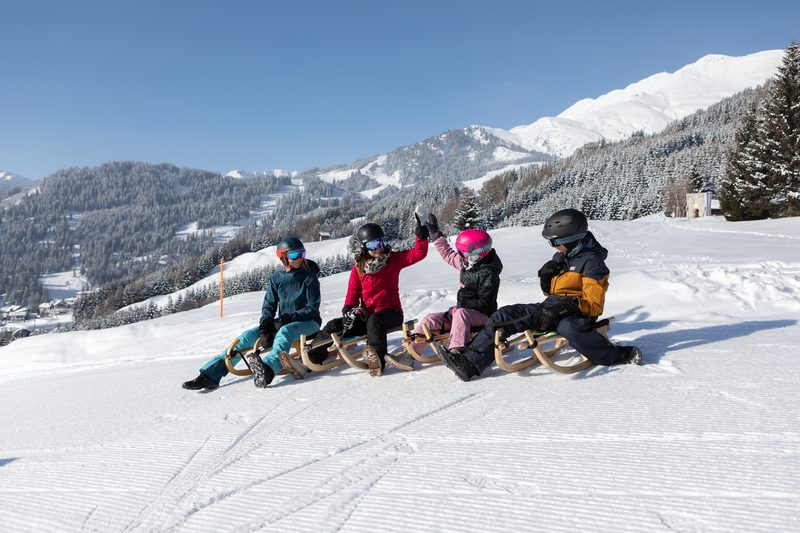 Rodeln und Schlittenfahren mit Freunden in Osttirol